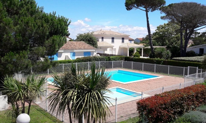 Saint-Palais-sur-Mer Villa | VILLA F4 (100m2) balcony, beach 300m, swimming pool, WIFI billiards table soccer