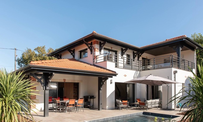 Andernos-les-Bains Villa | Villa Fabienne in city center with heated pool