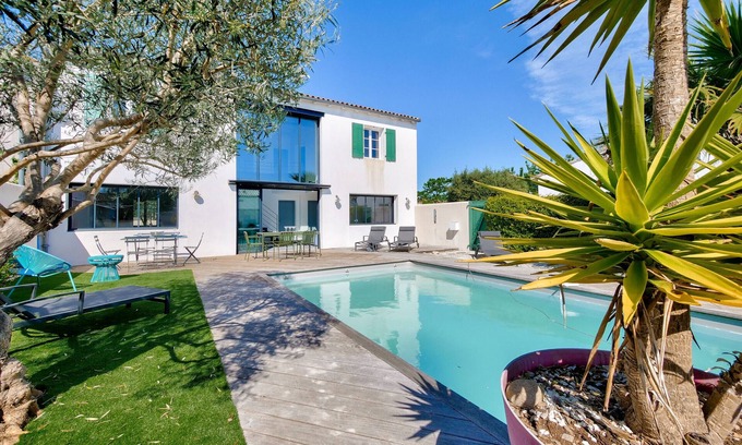 La Flotte Ski Chalet | Villa for 10 with swimming pool, La Flotte en Ré