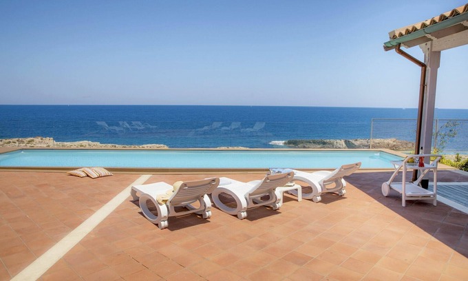 Augusta Villa | Villa for 8 People with Pool and Sea Views