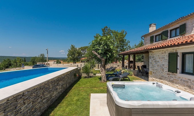 Kanfanar Cottage | Villa for up to 6 persons with jacuzzi, private garden, WiFi, A/C