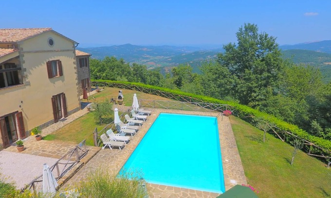 Lisciano Niccone Villa | Villa Forconi: Completely private luxury villa with pool and free wifi.