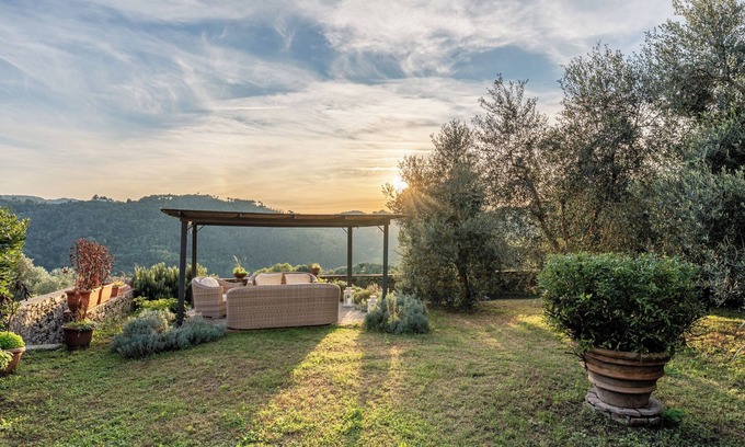 Lucca Villa | Villa 'Gabriella' with Private Garden, Balcony and Wi-Fi