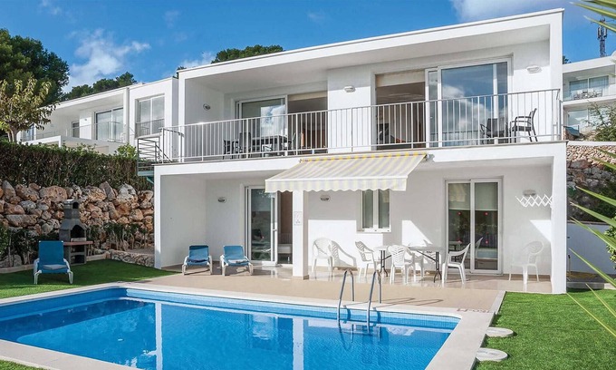 Coves Noves House | Villa Grace is a beautiful, bright, spacious property in a slightly elevated position in a quiet cul
