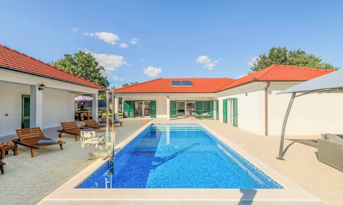 Prolozac Villa | Villa Great Escape - Three Bedroom Villa, Sleeps 8