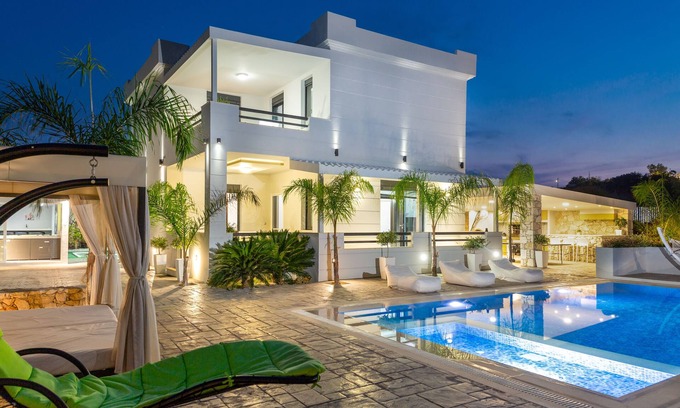 Misiria Villa | Villa Green Diamond - Private Heated Pool & garden! 800m from great sandy beach!