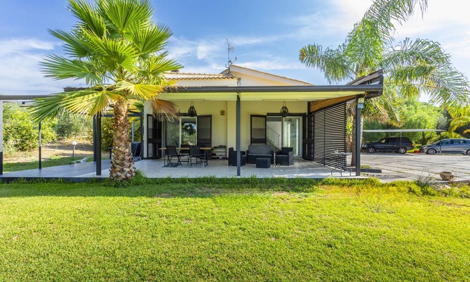 Carlentini Villa | Villa 'Green Garden' with Private Terrace, Wi-Fi and Air Conditioning