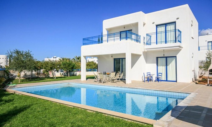 Agios Georgios Pegeias Villa | Villa in Pegeia Sleeps 6 includes Swimming pool and Air Con