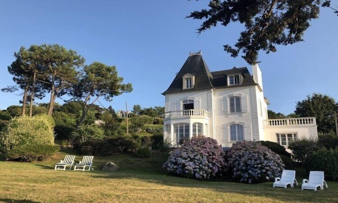 Plougasnou Villa | Villa in Primel with Sea View and Beach Access