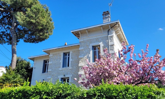 Royan Villa | Villa in Royan Park, 15 pers. - 200m from beach - 400m from shops/station.