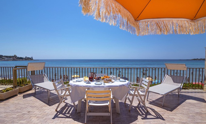 Fontane Bianche Villa | Villa in the country access to the sea from inside the villa
