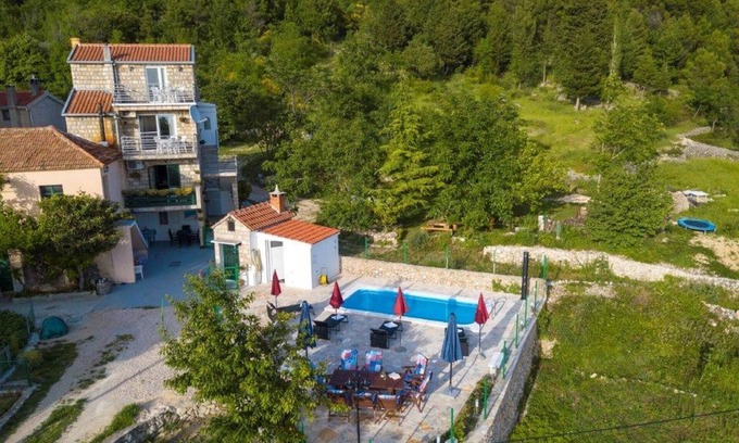 Srida sela Villa | Villa in Tučepi with Pool near Seabeach