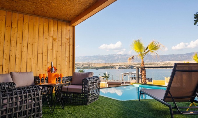 Zrce Villa | Villa in Zrce, close to the beach, water sports, festival, party, free wifi, up to 6 people.