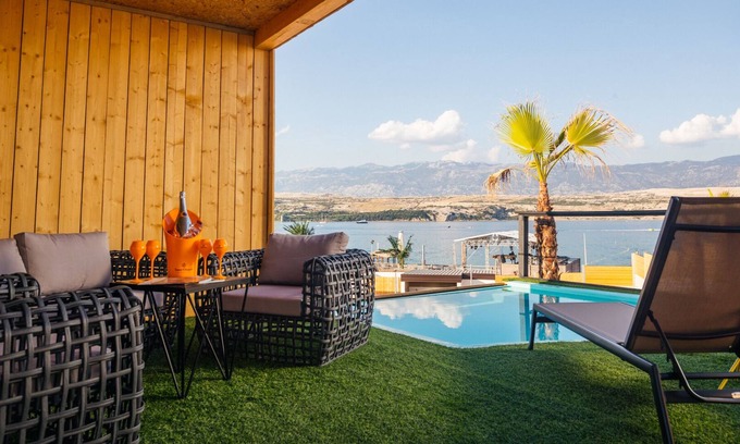 Zrce Villa | Villa in Zrce, close to the beach, water sports, festival, party, free wifi, up to 6 people.