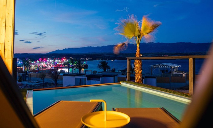 Zrce Villa | Villa in Zrce, close to the beach, water sports, festival, party, free wifi, up to 6 people.