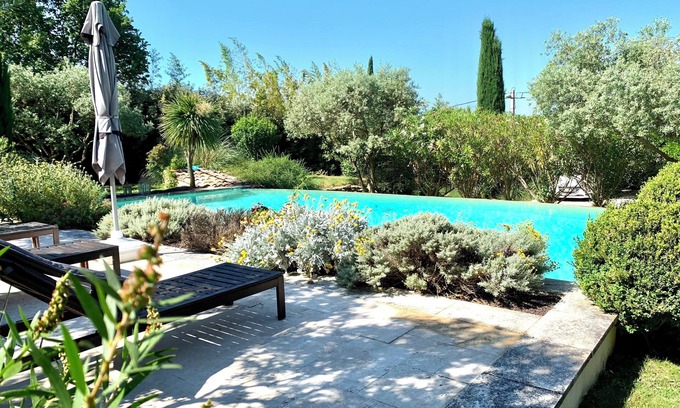 Lauris Villa | Villa infinity pool near Lourmarin