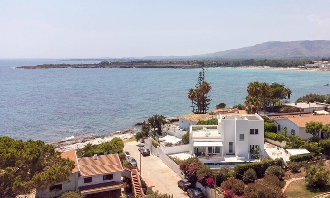 Fontane Bianche Villa | Villa Iolande - Seafront villa with pool in Sicily