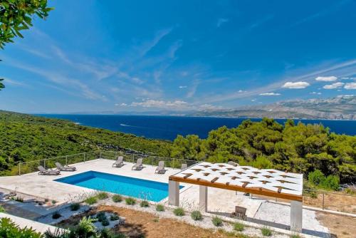 Pucisca Villa | Villa Joy - 40 m2 heated pool, 35 000 m2 of land