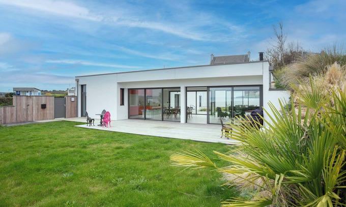 Locquirec Villa | Villa 'Ker Marie' with Sea View, Private Terrace and Wi-Fi