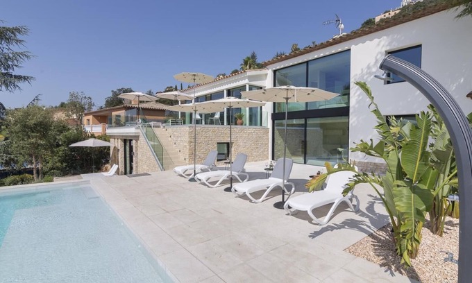 Calonge Villa | Villa la Dolça with infinity pool, free WIFI, Air Conditioning and seaview.