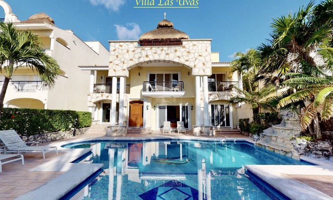 Colonia Centro Villa | Villa las Uvas, Luxury Beachfront Villa in the Caribbean.