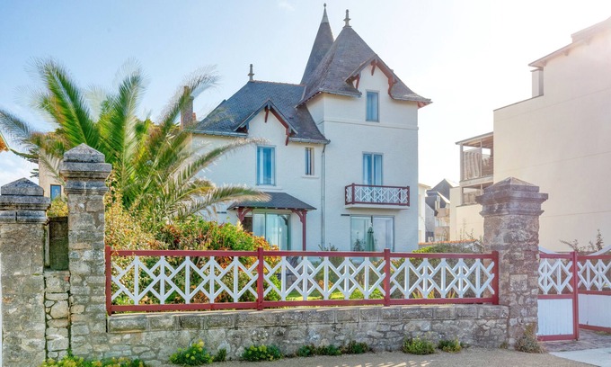 Le Croisic Villa | Villa 'Lin Et Maree Face Océan' with Sea View, Private Garden and Wi-Fi