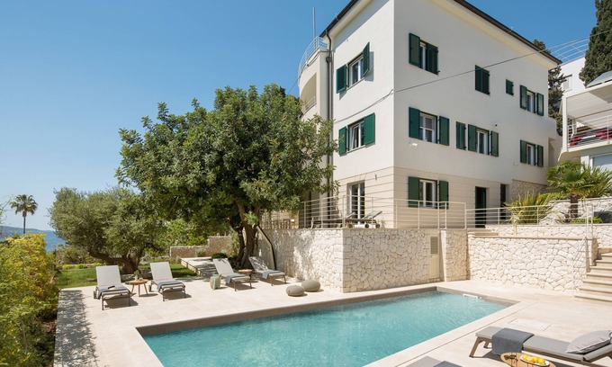 Hvar Villa | Villa Livia Hvar is close to the beach and the Old Town of Hvar.