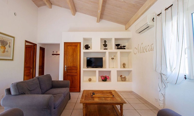 Saint-Maurice-dʼArdeche Villa | Villa Muscat - private terrace and garden