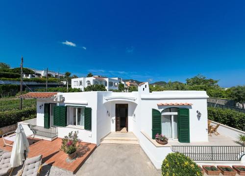 Ischia Porto Villa | Villa Maddalena con Giardino Privato e Parcheggio - Perfetta per 6 Ospiti