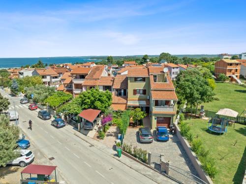 Stinjan Villa | Villa Maras with yard, 400 m to the beach