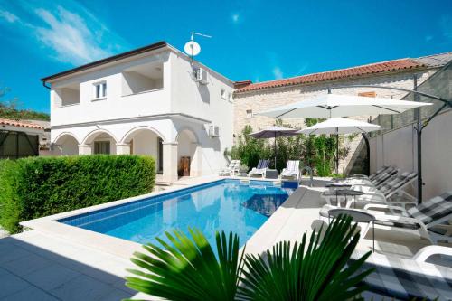 Tinjan Villa | Villa Martin - Countryside Retreat with Pool & Pavilion