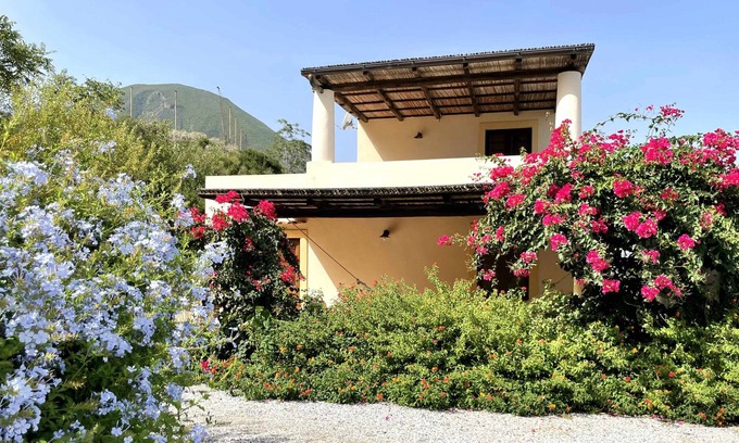 Malfa House | Villa Mimosa - with large garden and sea view