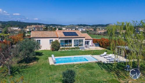 Venejan Villa | Villa moderne avec piscine dans village calme