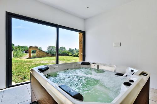 Les Echets Villa | Villa Molinant, évasion en Pierres Dorées