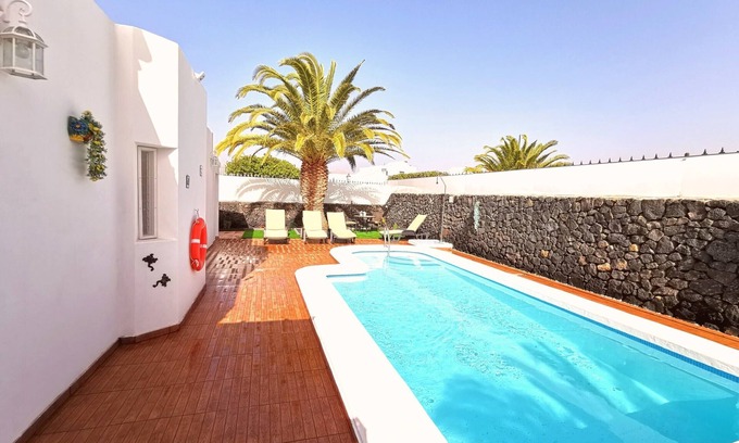 Los Pocillos Villa | Villa Oliveira | Two bedroom villa just a 4 minute walk from the beach