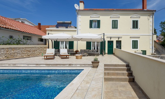 Ist Villa | Villa on island for 8 people next to the crystal see