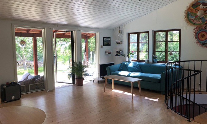 Nacka Municipality Villa | Villa on natural plot by the lake, close to bus and swimming