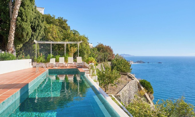 Almunecar Villa | Villa 'Only Adult El Abanico' with Sea View, Wi-Fi and Air Conditioning