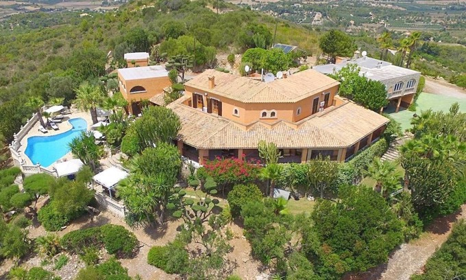 Alcudia Villa | Villa "Oscols" with Sea View, Mountain View, Pool, Jacuzzi, Wi-Fi, A/C, Balcony, Terrace & Garden