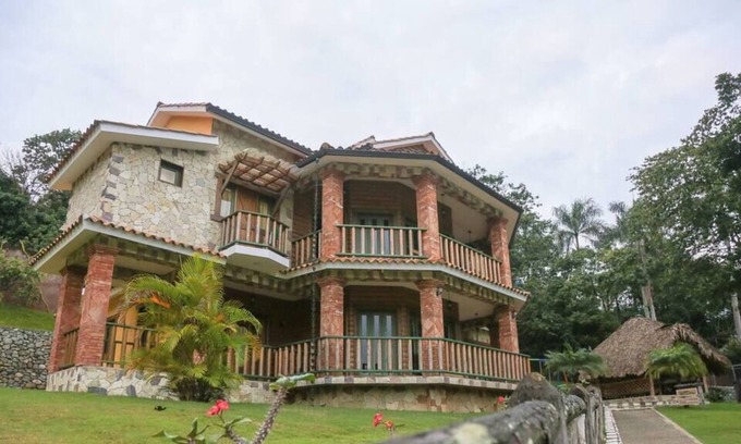 Las Guazaras Villa | Villa Palmera with Air Conditioning - Jarabacoa RD