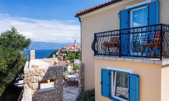Vrbnik Villa | Villa Pinia with panoramic Seaview and heated swimming pool