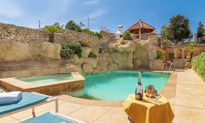 Santa Maria Estate Apartment | Villa & Pool 3 Mellieħa Bay Retreat, Mellieha, Malta