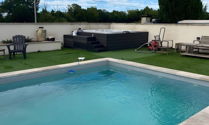 Camaret-sur-Aigues Villa | Villa "Pool Jacuzzi" with private pool, Wi-Fi and air conditioning