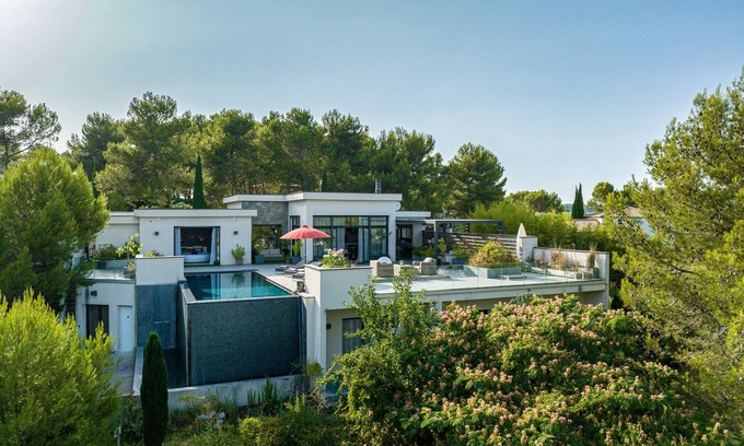 Saint-Gely-du-Fesc Villa | Villa 'Prestigieuse Spa 2 Piscines' with Sea View, Wi-Fi and Air Conditioning