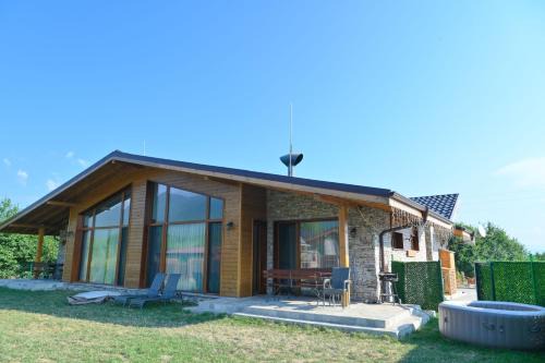 Razlog Villa | Villa Raphael with Jacuzzi near the Pirin Golf Resort