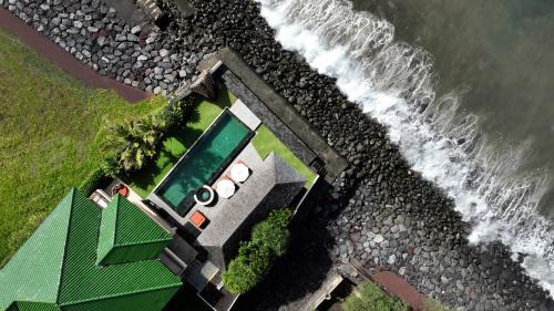 Banjarangkan Villa | Villa Rosita - Luxury Oceanfront Villa with Chef