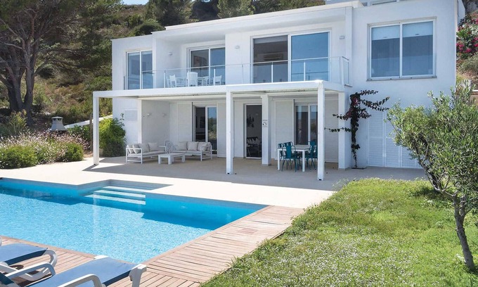 Coves Noves House | Villa Sarah is a stunning property located in the Coves Noves area, just behind the very popular fam