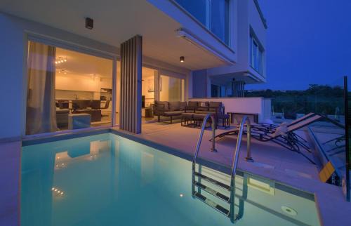 Njivice Apartment | VILLA SOLIS LACUS modern Apartment - private heated pool - Smart TV Sky X - Free parking