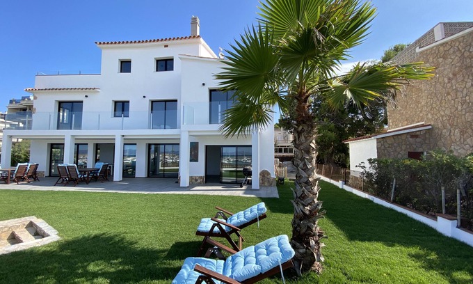 L'Escala House | Villa Sophie. Feet in the water! magnificent