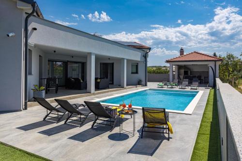 Pula Villa | Villa Speranza with Illuminated Pool